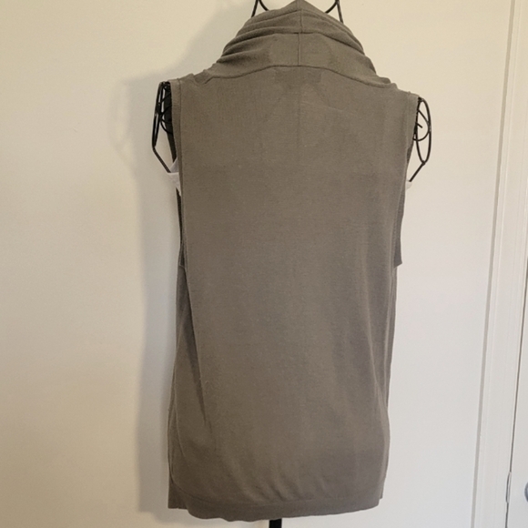 Banana Republic Sleeveless Cardigan - Picture 2 of 7